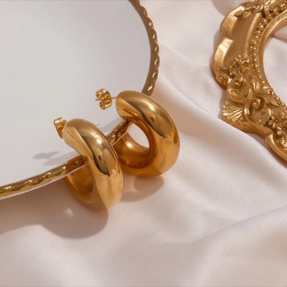 NEW LUXURY 18K GOLD HOOP EARRINGS, BEAUTIFUL EARRINGS, CUTE EARRINGS. - Picture 2 of 3